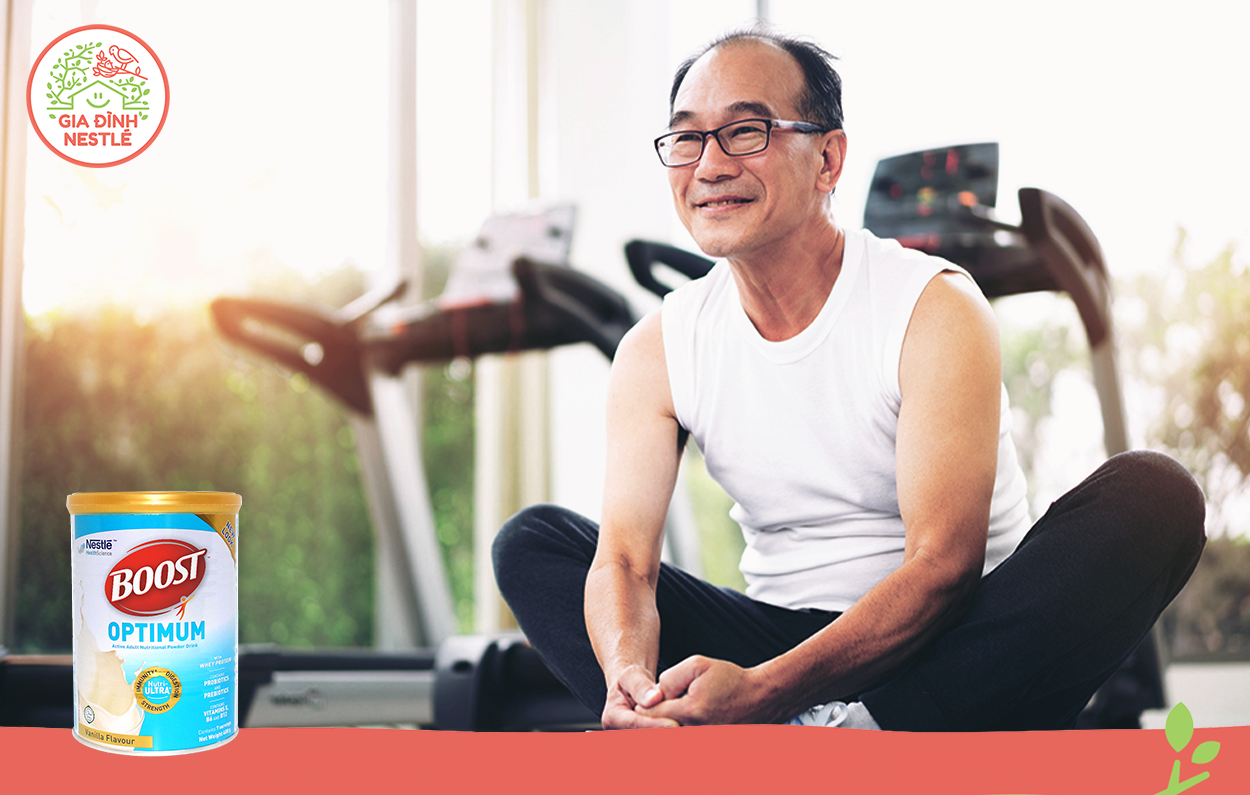 NẮM GIỮ "CHÌA KHÓA VÀNG" TRONG VIỆC PHÒNG NGỪA VÀ PHÁT HIỆN BỆNH TIỂU ĐƯỜNG Ở NGƯỜI CAO TUỔI Bệnh tiểu đường (hay còn gọi là bệnh đái tháo đường) là bệnh tăng glucose mạn tính có đặc điểm tiến triển không rõ ràng và gây ra nhiều biến chứng nguy hiểm. Vì thế, từ U50 trở đi việc quan tâm phòng bệnh và tầm soát bệnh tiểu đường ở người cao tuổi là vô cùng quan trọng. Cùng Gia Đình Nestlé tìm hiểu ngay nhé! Các nguyên nhân gây ra bệnh tiểu đường ở người cao tuổi Các nhà khoa học hiện nay vẫn chưa tìm ra nguyên nhân của tiểu đường. Tuy nhiên một số người vẫn cho rằng việc thiếu một chế độ ăn lành mạnh, vận động thường xuyên hoặc di truyền học có thể là nguyên nhân trong việc làm tăng các yếu tố gây ra bệnh đái tháo đường. Dưới đây là một số nguy cơ của bệnh: Tiền sử gia đình có các thành viên bị tiểu đường (bố, mẹ, ông, bà). Tiền sử đái tháo đường thai kỳ Từ 40 tuổi trở lên Dân tộc Chế độ ăn uống không lành mạnh Chế độ dinh dưỡng kém trong thời kỳ mang thai Hạn chế hoạt động thể lực hoặc lười vận động Thừa cân Kích thước vòng eo lớn Rối loạn lipid máu Tăng huyết áp > 140/90 mmHg. Phụ nữ mang thai có thừa cân, đã được chẩn đoán rối loạn dung nạp glucose, hoặc có tiền sử gia đình mắc bệnh đái tháo đường, đều có nguy cơ cao phát triển đái tháo đường thai kỳ (GDM) Hội chứng buồng trứng đa nang Chủng tộc Giấc ngủ Alt tag: Vẫn chưa tìm ra nguyên nhân chủ yếu của bệnh tiểu đường ở người cao tuổi nhưng có những nguy cơ bạn lại không ngờ tới như rối loạn giấc ngủ, chủng tộc, tuổi tác… Xét nghiệm định kỳ để phát hiện bệnh sớm Có 3 loại xét nghiệm phổ biến để chẩn đoán bệnh: Xét nghiệm A1C (hay còn được gọi HbA1C) Xét nghiệm đường huyết lúc đói Dung nạp glucose qua đường uống 75g với 2 mẫu Đối với tất cả các xét nghiệm, nồng độ đường càng cao thì nguy cơ phát triển thành bệnh đái tháo đường càng lớn. Các biện pháp phòng bệnh tiểu đường Việc quan trọng để phòng bệnh đái tháo đường là duy trì cân nặng hợp lý và cắt giảm lượng mỡ, tinh bột, đường trong khẩu phần ăn. Lên kế hoạch cho chế độ ăn lành mạnh và hợp lý: Giảm đ