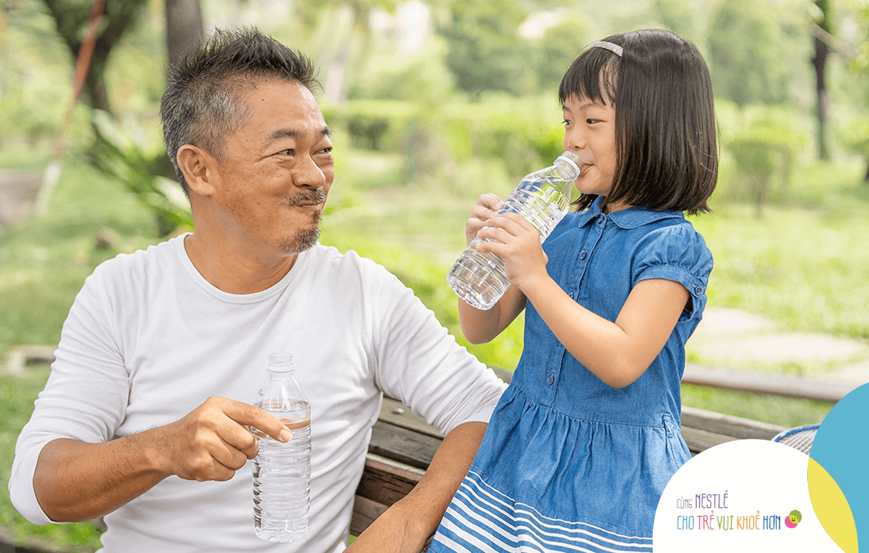 1_Oct-_-Sep_GDNL-article_Be-da-uong-du-nuoc-chua.png Quên uống nước có thể gây ảnh hưởng xấu đến sức khỏe của trẻ