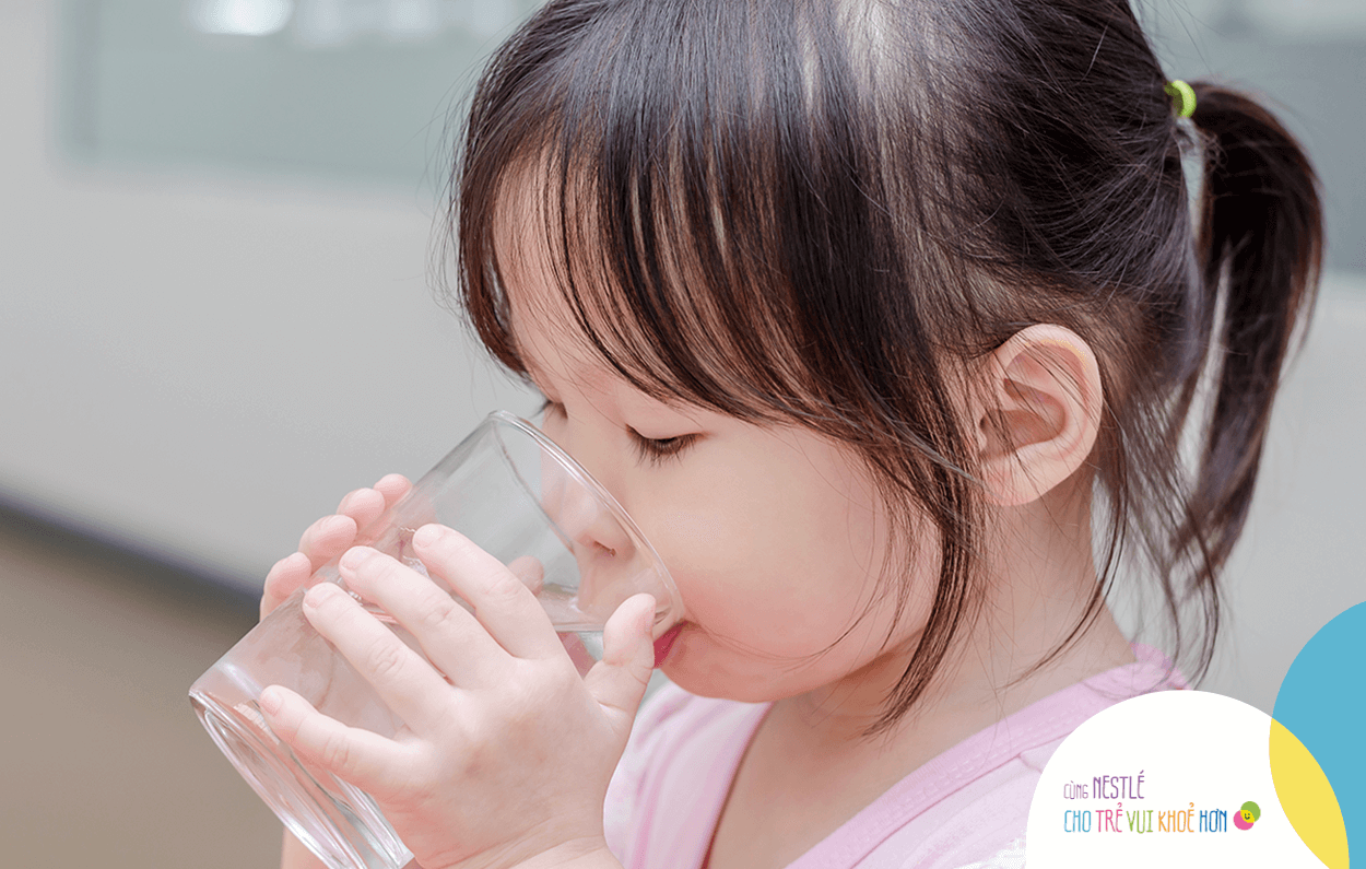 2_Oct-_-Sep_GDNL-article_Be-da-uong-du-nuoc-chua.png Tập cho trẻ có thói quen uống đủ nước