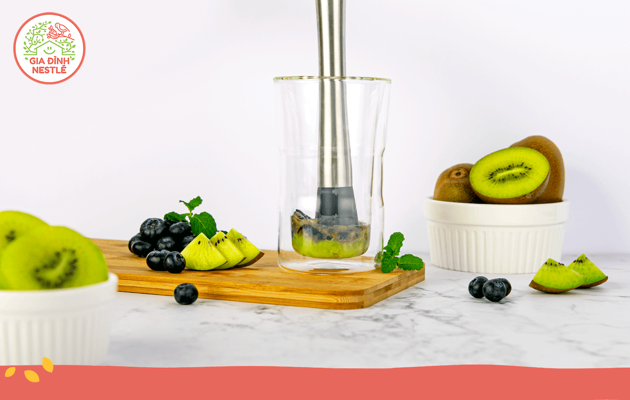 Bạn có thể dùng chày dầm pha chế hoặc chày gỗ có sẵn tại nhà để nghiền kiwi và việt quất. Lưu ý: Đừng nghiền quá nhuyễn món trà chanh sẽ ngon hơn.