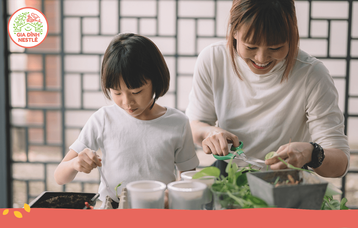 Cả nhà mình chung tay trồng cây là cách để có sức khoẻ tốt trong ngày hè, nhưng đừng quên bôi kem chống nắng và che mát cẩn thận nhé!