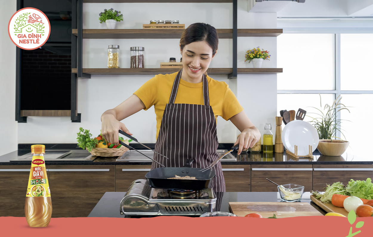 Với nước gia vị cô đặc MAGGI, việc nêm nếm trở nên thật đơn giản, chỉ cần 2 muỗng là đủ gia vị làm nên món súp ngon cho 3 người ăn, để bạn thỏa sức biến tấu món ngon ngày mưa theo cách riêng của mình.