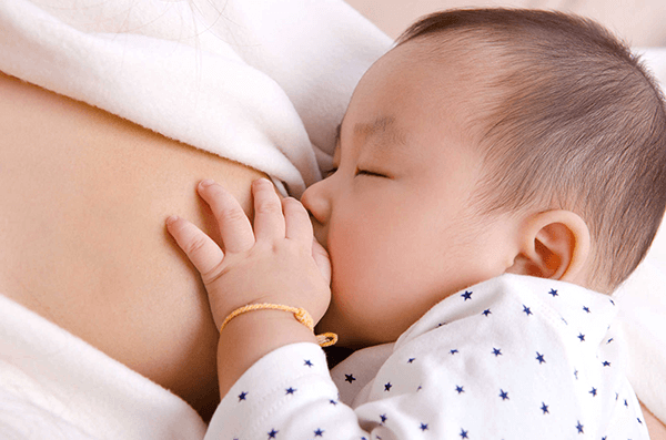 Sữa mẹ là nguồn thực phẩm quan trọng nhất đối với trẻ sơ sinh